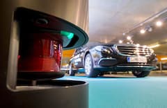 Ein Mercedes-Benz E200 in einem Parkhaus in Stuttgart hinter einem Bosch-Sensor. In einem Pilotprojekt erproben Bosch und Daimler fahrerloses Parken im Parkhaus.