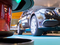 Ein Mercedes-Benz E200 in einem Parkhaus in Stuttgart hinter einem Bosch-Sensor. In einem Pilotprojekt erproben Bosch und Daimler fahrerloses Parken im Parkhaus.