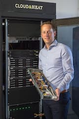 Der Geschftsfhrer der Cloud&Heat Technologies GmbH, Nicolas Rhrs, hlt am 11.07.2017 ein durch Wasser gekhltes Servermodul vor einem Cloud&Heat-Server in Dresden (Sachsen) in den Hnden