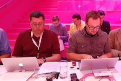 Arbeiten ebenfalls mobil: Markus Weidner und Thorsten Neuhetzki auf der IFA-Pressekonferenz der Telekom.