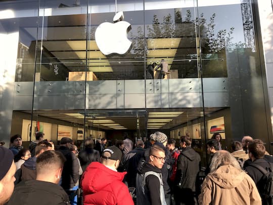 Warteschlange vor dem Frankfurter Apple Store