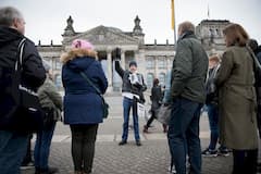 Reiseleiter vor dem Reichstagsgebude