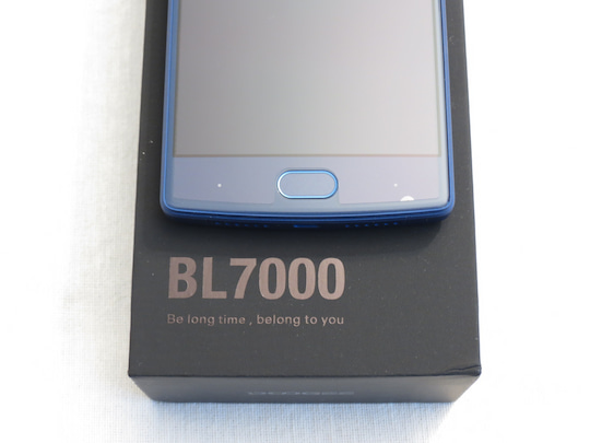 Durch den starken Akku ist das Doogee BL7000 dicker als aktuelle Smartphones