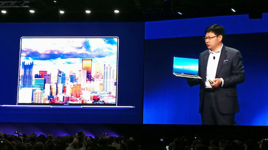Huawei-Chef Richard Yu zeigt das MateBook X Pro