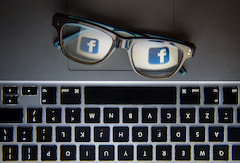 Facebook-Logo in der Brille