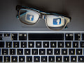 Facebook-Logo in der Brille
