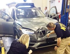 Schaden an einem selbstfahrenden Fahrzeug von Uber nach der Kollission mit einer Fugngerin