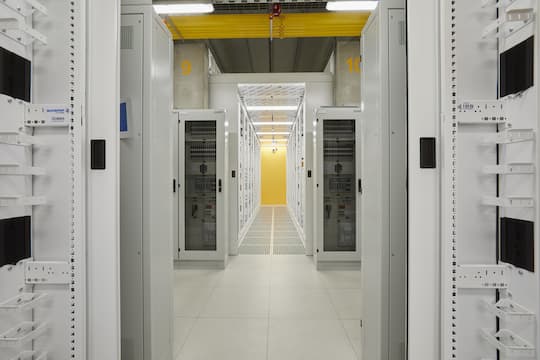 Blick ins Innere eines SuperCore Rechenzentrums. Der Film Clockwork Orange lsst gren