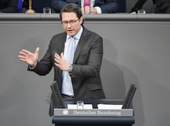 Der Bundesminister fr Verkehr und digitale Infrastruktur, Andreas Scheuer (CSU), will Funklcher jagen