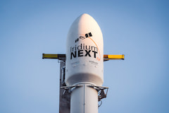 Unter der Schutzhaube befinden sich die Iridium-Next-Satelliten an der Spitze der Falcon Trger-Rakete