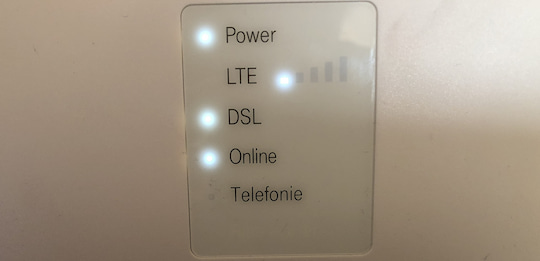 Die Leuchtdioden verraten: Telefonie ist gestrt. LTE gibt's nur beim Hybrid-Anschluss, das WLAN war zum Zeitpunkt der Aufnahme abgeschaltet. 