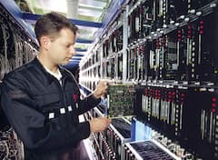 Ein Telekom-Techniker in einer Vermittlungsstelle