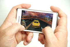 Smartphone mit Videospiel (Symbolbild)