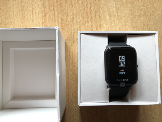 Die Xiaomi Amazfit bip wird in edel aussehender Verpackung geliefert.