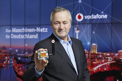 Der Vodafone CEO Hannes Ametsreiter stellt ein NB-IoT Modul vor.