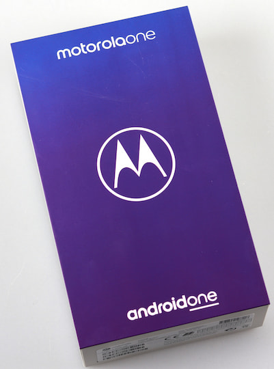 Die lila-weie Verpackung des Motorola One.
