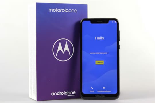 Das Motorola One begrt den Auspacker an die Schachtel gelehnt.