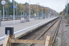 Die Deutsche Bahn will beim Aufbau des 5G-Netzes mithelfen. Schlielich liegt neben fast jedem Gleis ein Kabelschacht und Glasfaser muss die Bahn fr die eigene Technik sowieso verlegen.