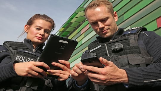 Berliner Polizisten mit ihren neuen Tablets und Smartphones