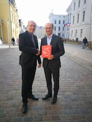 Mecklenburgs Digitalminister Christian Pegel (links) und Dr. Christoph Clment von Vodafone besiegeln den Netzausbau des Vodafone-Kabel-TV-Netzes.