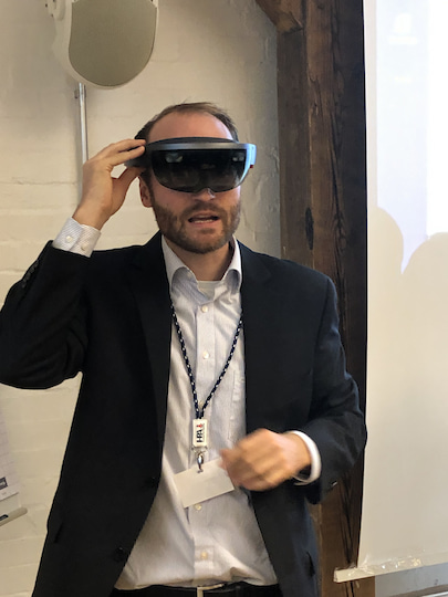 Die Datenbrille HoloLens von Microsoft erinnert an eine Skibrille
