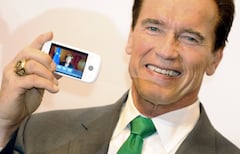 Arnold Schwarzenegger aiuf der CEBIT 2009 mit einem Google-Phone von HTC