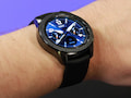 Eine Smartwatch mit dem Finger zu bedienen, kann mitunter etwas mhselig werden. Im Bild: Samsung Galaxy Watch.