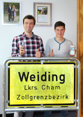 Brgermeister Daniel Paul (links) und sein EDV-Referent Andreas Engl (rechts) freuen sich ber Mobilfunk in Weiding (Bayrischer Wald)