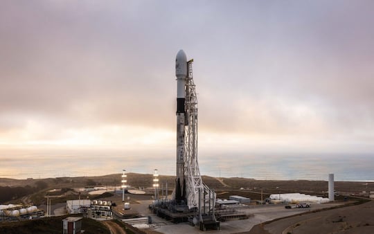 Eine SpaceX Falcon 9 Rakete vor dem Start. Sie transportierte die Iridium-Satelliten-Pakete in den Orbit.