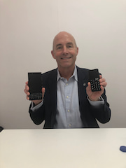 Alex Thurber, SVP Mobility Solutions, hat zwei Mobiltelefone mit BlackBerry Software in der Hand: Links Key2 und rechts Punkt MP02.