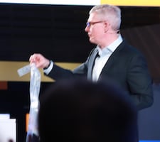 Ericsson-CEO Brje Ekholm zeigt einen Antennenstreifen