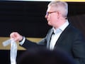 Ericsson-CEO Brje Ekholm zeigt einen Antennenstreifen