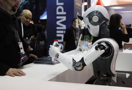 Ein Roboter arbeitet auf dem MWC als Kellner