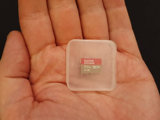 Die ebenfalls neu vorgestellte 512-GB-Speicherkarte in der Verpackung