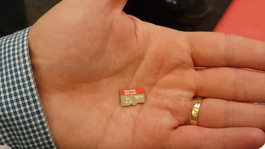 Micro-SD-Speicherkarten sind wirklich klein. Entsprechend vorsichtig sollte man mit ihnen umgehen, damit man sie nicht verliert.