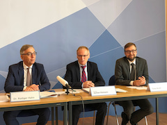 Von links: Der Chefregulierer Dr. Rdiger Hahn, BNetzA-Prsident Jochen Homann und Pressesprecher Fiete Wulff heute in Mainz.