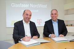 Stefan Dohler (l.), Vorstandsvorsitzender der EWE AG, und Dirk Wssner, Vorstand Telekom Deutschland, unterzeichnen den Vertrag fr Glasfaser NordWest