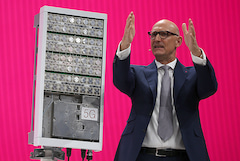 Telekom Chef Httges kann auch komplexe Zusammenhnge gut erklren. Im Hintergrund eine geffnete 5G-Antenne.