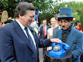 Ex EU-Kommissionschef Jos Manuel Barroso greift zum europischen Telefon.