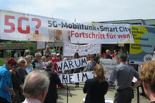 Proteste whrend der Vertragsunterzeichnung fr die Gigabit-Region Stuttgart. Der Breko kritisiert ebenfalls den "Exklusiv-Deal"