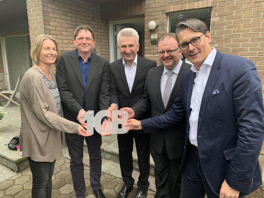 NRW-Wirtschaftminister Andreas Pinkwart (Mitte), gratuliert gemeinsamt mit Marc Venten, Brgermeister von Korschenbroich (2.v.r.) und Uwe Nickl, CEO Deutsche Glasfaser (r.), Familie Frensch