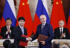 Guo Ping, stellvertretender Vorsitzender der Huawei Technologies Co Ltd. (links) und der russische Prsident des MTS-Mobilfunkbetreibers Alexei Kornya