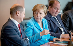 Kanzleramtsminister Dr. Helge Braun (rechts), Bundeskanzlerin Dr. Angela Merkel (Mitte), Finanzminister Olaf Scholz (links)