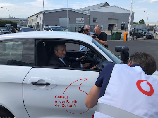 Vodafone Chef Hannes Ametsreiter als Copilot von Autobauer Gnter Schuh, der natrlich die Beschleunigung des e.go prsentierte, die sogar einen Porsche an der Ampel "stehen" lsst.