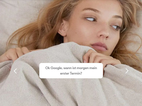 Google bewirbt die Nutzung des Assistant im Schlafzimmer - und genau da hrt er auch unerlaubt mit.