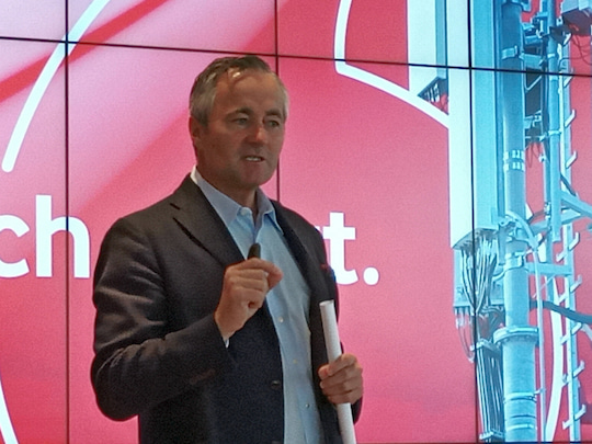 Vodafone-cEO Hannes Ametsreiter erlutert die Vorzge von 5G