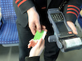 Fahrkartenkontrolle in der Bahn. Inzwischen haben die Zugbegleiter moderne Gerte, die sogar "wissen", wenn sich ein Fahrgast auf seinem Platz selbst "eingebucht" hat.