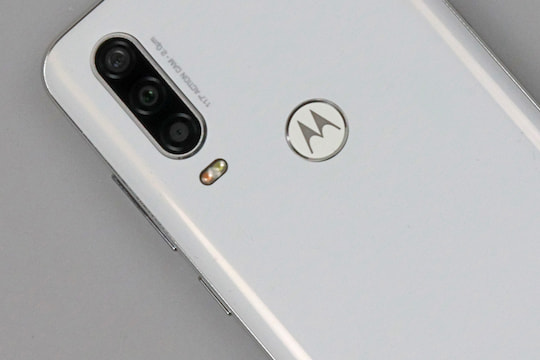 Im Unterschied zum Motorola one vision gibt es im one action eine Triple-Kamera