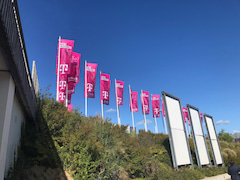 Am Eingang zur Berliner Funkausstellung (Sd) wehen die Fahnen der Deutschen Telekom.
