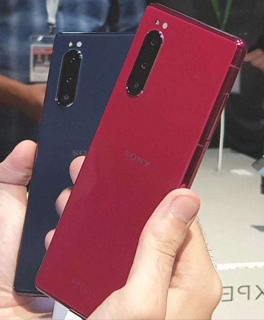 Das Sony Xperia 5 in Rot und Blau